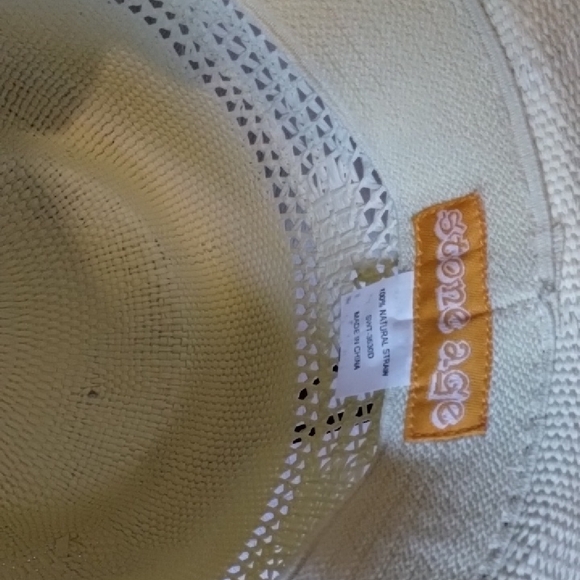 Off-White Cowboy Hat with Wide Brim and Dark Band - Picture 4 of 4